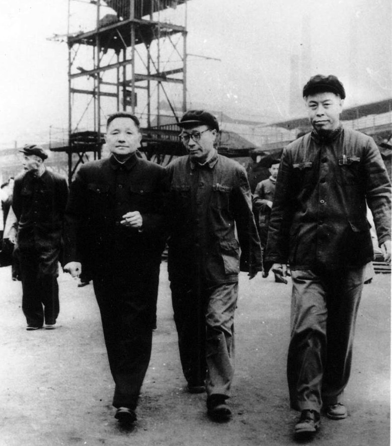 邓小平视察兴发娱乐